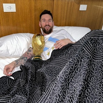 messi acostado con la copa